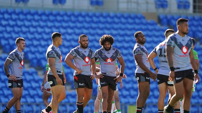 Warriors players look on following a Raiders try during the round 2 NRL match between New Zealand Warriors and Canberra Raiders at CBUs Super Stadium in the Gold Coast, Saturday, March 21, 2020. (AAP Image/Dave Hunt) NO ARCHIVING, EDITORIAL USE ONLY