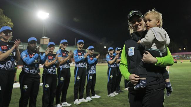 SYDNEY, AUSTRALIA - NOVEMBER 20: Rachael Haynes of Thunder leaves the field for the last time with son Hugo after the Women's Big Bash League match between the Sydney Thunder and the Adelaide Strikers at North Sydney Oval, on November 20, 2022, in Sydney, Australia. (Photo by Mark Evans/Getty Images)