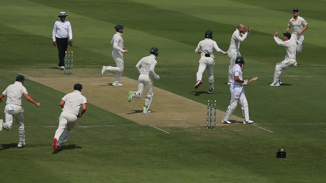 The scene as Nathan Lyon took four scalps with six balls to become Australia’s fourth-greatest Test wicket-taker of all time on Tuesday.