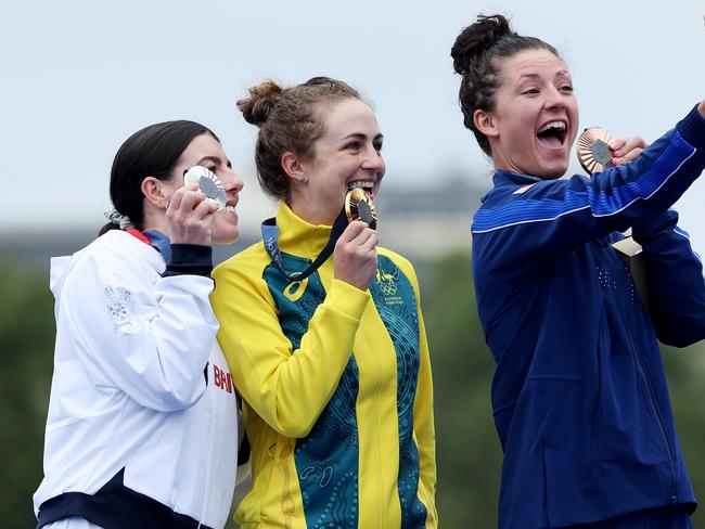 Gold medalist Grace Brown of Team Australia (C), Silver medalist Anna Henderson of Team Great Britain (L) and Bronze medalist Chloe Dygert of Team United States (R) take a selfie on the podium. Picture: Tim de Waele/Getty Images