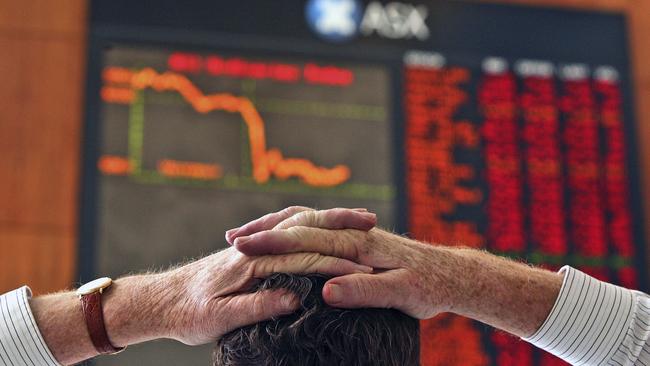 A lunch time visitor to the Australian Securities Exchange (ASX) watches a board showing stock prices and a graph of the day's trade as Australia's share market plunged almost three percent in Sydney 16/01/08.