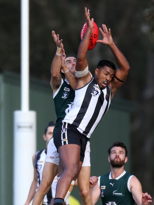 Euroa’s Erish Uthayakumar is spoiled by Echuca’s Mitch Kemp.