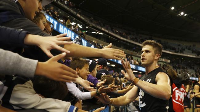 Marc Murphy acknowledges Blues fans after the win. Pic: AAP
