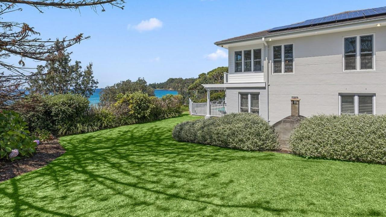 12-14 Victor Ave is on two lots totalling 1549sqm, with a 75m beach frontage.