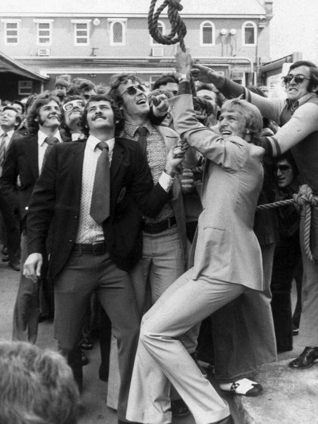 Glenelg’s Graham Cornes (c) unveiling the Tigers colours on the West End brewery chimney in 1973. 