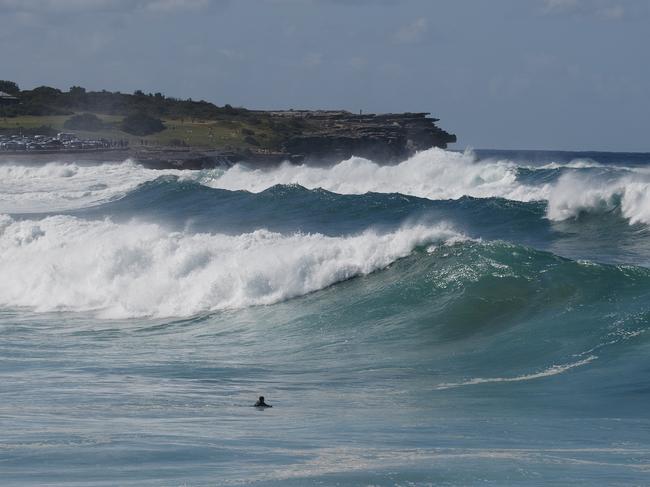 SYDNEY, AUSTRALIA - NewsWire Photos APRIL 18, 2025: People gather to watch large swell at Coogee Beach on Good Friday. The beach has been closed to the public with the Bureau of Meteorology issuing a hazardous surf warning for the coast of NSW. Picture: NewsWire / Nikki Short