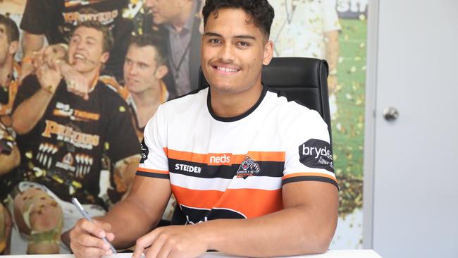 Shawn Blore has re-signed with the Tigers.