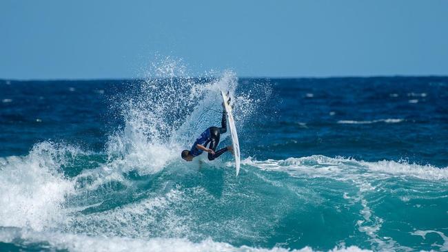 Dakoda Walters was the hero of the final, scoring 9.35 with his first wave and then bringing home the win as Byron Bay’s power surfer. Photo: @ethdogsmith / Surfing Australia