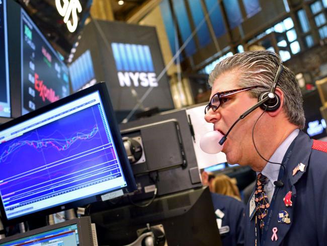 NEW YORK - APRIL 29: A trader blows out a chewing gum bubble while working on the floor of the New York Stock Exchange on April 29, 2016 in New York City. The Dow Jones Industrial Average closed down over 100 points. Yana Paskova/Getty Images/AFP == FOR NEWSPAPERS, INTERNET, TELCOS & TELEVISION USE ONLY ==