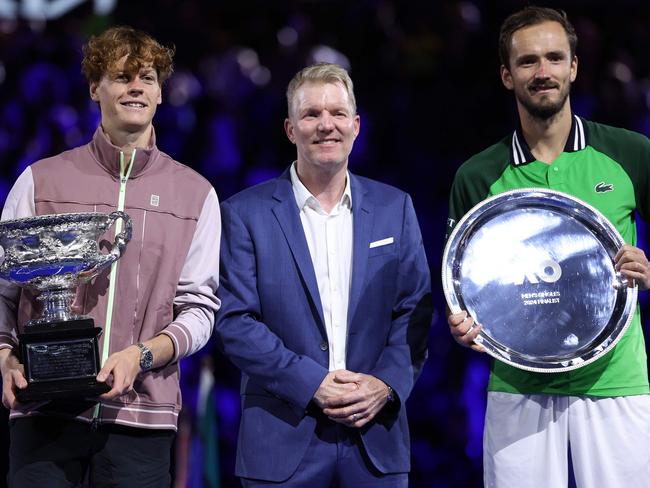 Jim Courier with the 2024 Aus Open finalists Jannik Sinner and Daniil Medvedev. Picture: Martin KEEP / AFP