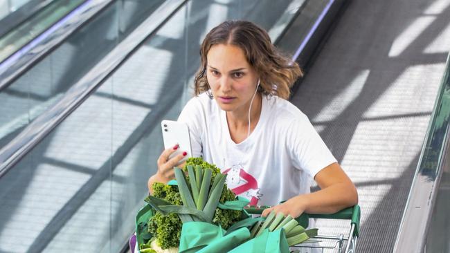 Natalie Portman stocks up at the supermarket! Natalie was spotted at a Sydney Woolworths loading up her trolley with a bounty of healthy-looking groceries. Picture: Media Mode