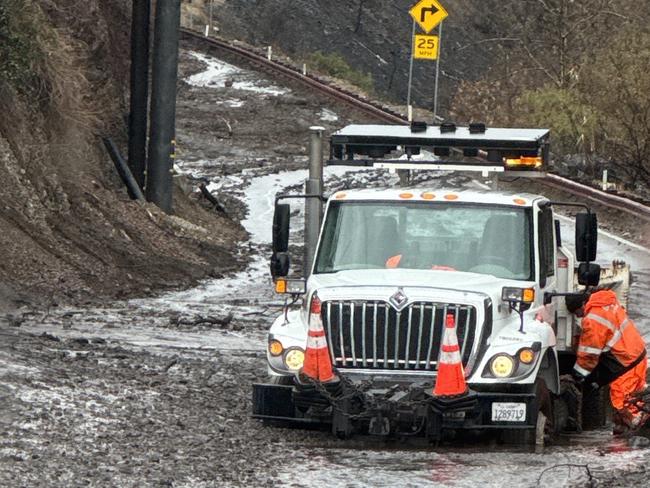 An emergency vehicle is stuck in the mud on the Topanga Canyon Boulevard, which lies inside the Palisades fire zone. Picture: X/CaltransDist7