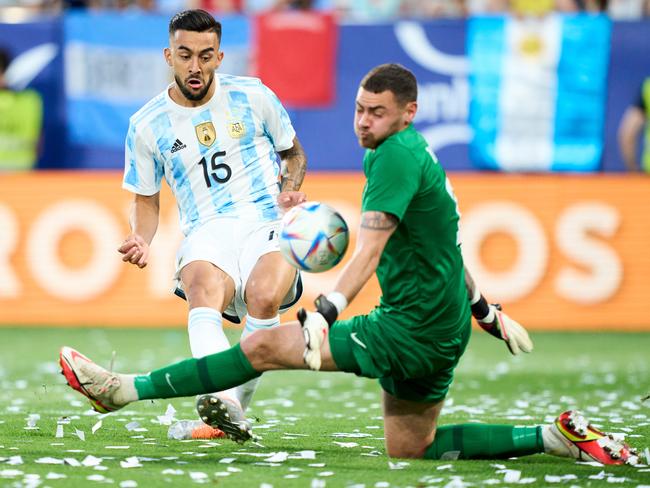 Manchester United signing Lisandro Martinez of Argentina duels for the ball with Estonia goalkeeper Igonen Matvei during an international friendly. Picture: Juan Manuel Serrano Arce/Getty Images)