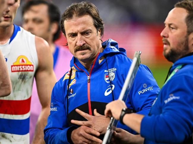 PERTH, AUSTRALIA - SEPTEMBER 03: Luke Beveridge, Senior Coach of the Bulldogs addresses their players at three quarter time during the 2022 AFL First Elimination Final match between the Fremantle Dockers and the Western Bulldogs at Optus Stadium on September 3, 2022 in Perth, Australia. (Photo by Daniel Carson/AFL Photos via Getty Images)