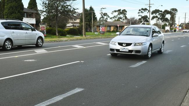 The DIY line markings have added an extra lane to Craigieburn Rd heading west.