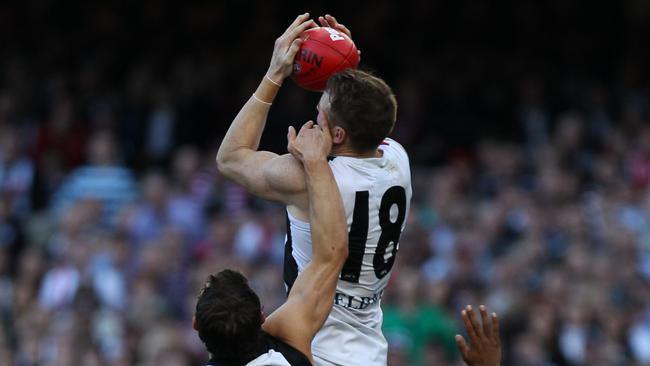 2010 Grand Final. DRAW. DRAWN GAME. Collingwood v St Kilda. MCG. Brendon Goddard takes a game saving mark.