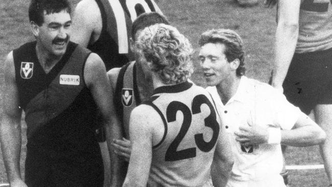 Roger Merrett and Dermott Brereton have words during the 1985 Grand Final.