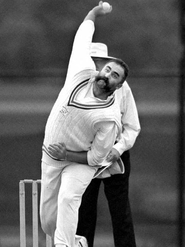 Merv Hughes in action for Footscray.