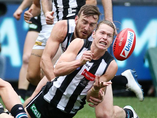 Tom Langdon handballs under pressure. Picture: George Salpigtidis