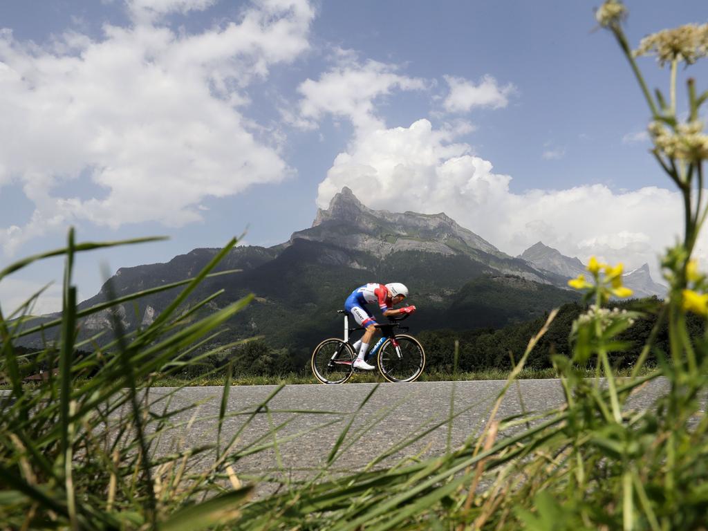 Netherlands’ Tom Dumoulin rides during the 17 km individual time-trial, the eighteenth stage of the 103rd edition of the Tour de France cycling race on July 21, 2016 between Sallanches and Megeve, French Alps. / AFP PHOTO / KENZO TRIBOUILLARD