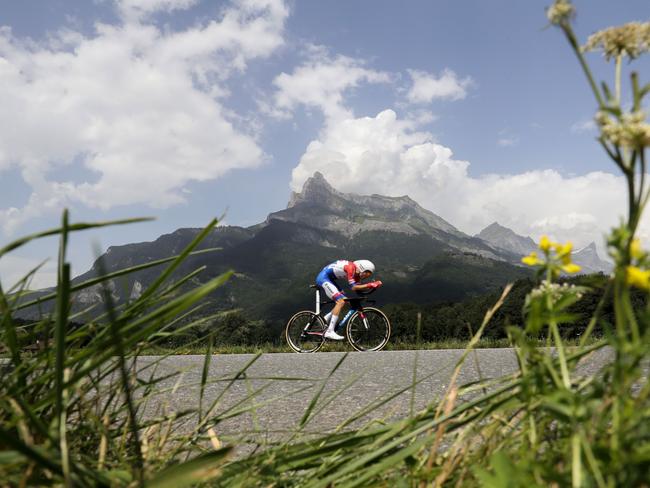 Netherlands’ Tom Dumoulin rides during the 17 km individual time-trial, the eighteenth stage of the 103rd edition of the Tour de France cycling race on July 21, 2016 between Sallanches and Megeve, French Alps. / AFP PHOTO / KENZO TRIBOUILLARD