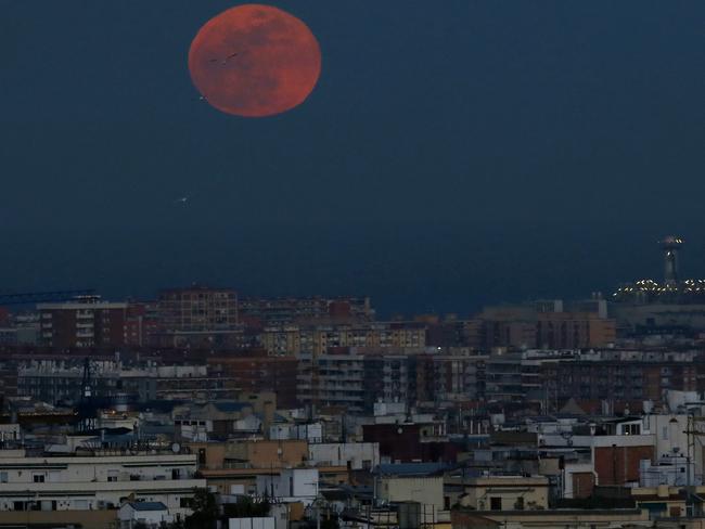 A super blue blood moon is seen setting in Barcelona, Spain. Picture: AP/Manu Fernandez)