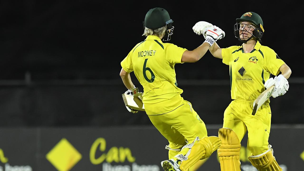 Beth Mooney et Nicola Carey célèbrent la victoire lors du deuxième match de la série Women's One Day International entre l'Australie et l'Inde à la Great Barrier Reef Arena le 24 septembre 2021 à Mackay, en Australie.  Photo : Getty Images