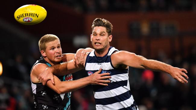 Tom Clurey of the Power grabs Tom Hawkins of the Cats. Picture: Daniel Kalisz/Getty Images