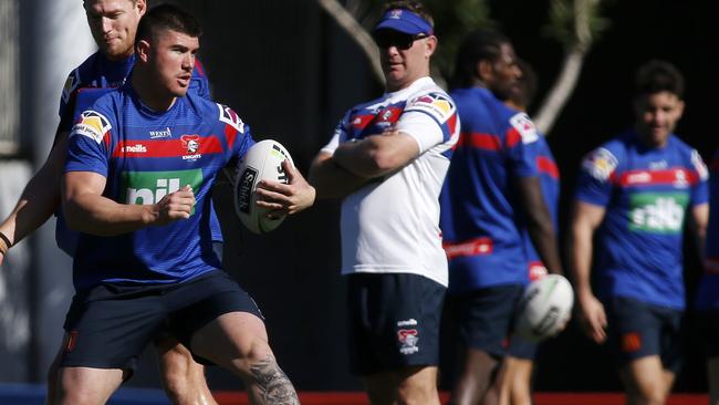 Bradman Best runs the ball watched by coach Adam O'Brien during an NRL Newcastle Knights training session at Balance Field, in Mayfield, Tuesday, May 12, 2020. (AAP Image/Darren Pateman) NO ARCHIVING