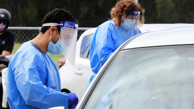 QML Pathology staff test Gold Coast locals. Picture: NCA NewsWire / Scott Powick