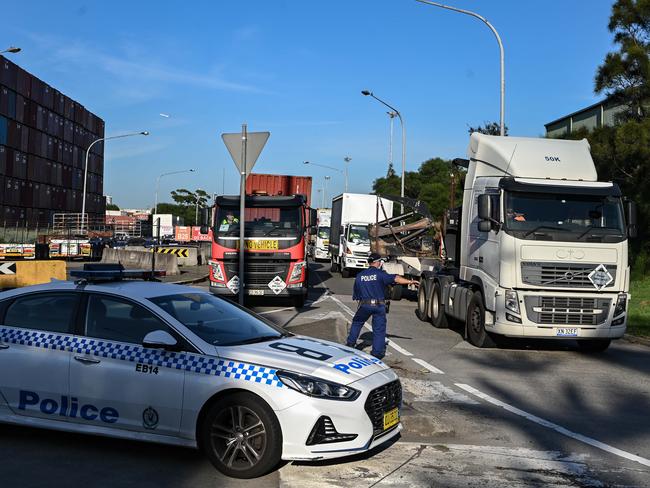 Manhunt for 20 people after Port Botany chaos