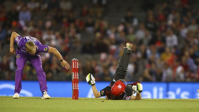 Nathan Ellis of the Hurricanes and Sam Harper of the Renegades collide during the Big Bash League match between the Melbourne Renegades and the Hobart Hurricanes at Marvel Stadium on January 21, 2020 in Melbourne, Australia. (Photo by Luke Hemer/Getty Images)