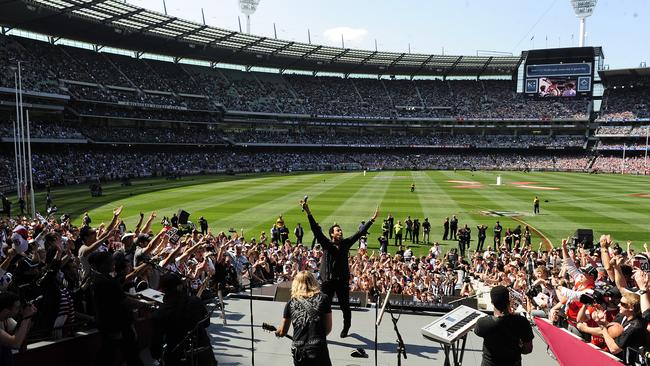 Lionel Richie performs to a packed MCG before the 2010 replay.