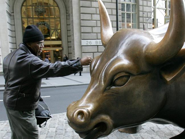 A man who identified himself as Mr. Courtney punches the Bull on Broadway near the New York Stock Exchange 20 December, 2006 in New York. Courtney said he punches the Bull every day on his way to work. Shareholders in the New York Stock Exchange approved an alliance with European stock market operator Euronext creating the world's first intercontinental bourse, the NYSE said 20 December.The seal of approval by the owners of the New York bourse came after Euronext shareholders gave their stamp of approval to the alliance in Amsterdam on Tuesday. AFP PHOTO/DON EMMERT