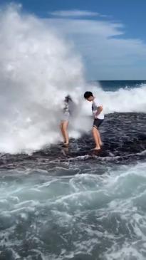 Huge wave wipes out tourists posing for pictures in NSW