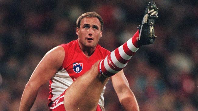 24/08/1998 PIRATE: Melbourne v Sydney Swans. MCG. Tony Lockett kicks for goal. He booted four go move to 102 for the season.