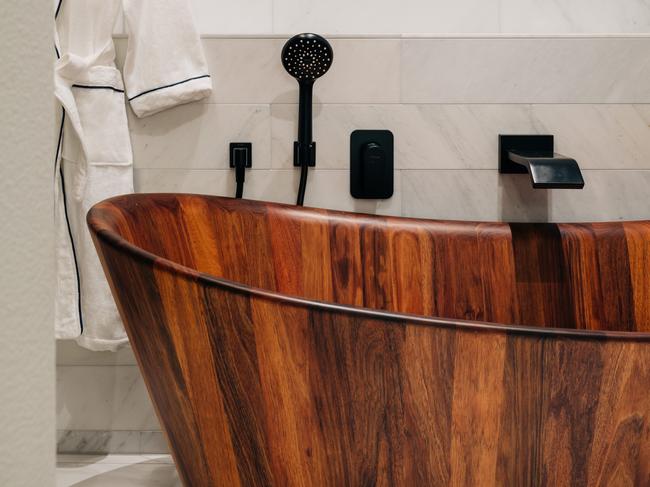 Timber tub in the St David's Park Suite.