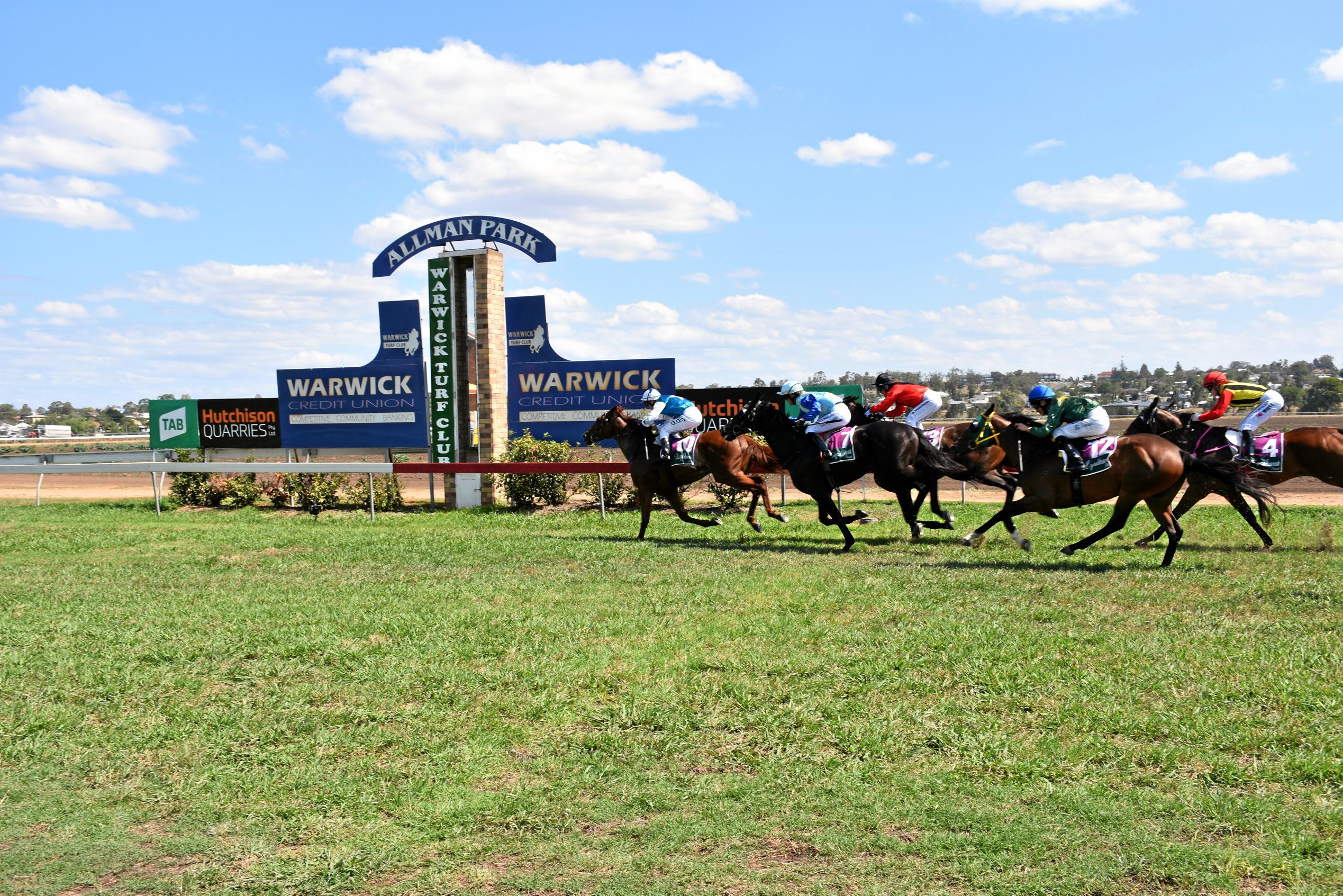 The Minivan ahead of Tyrian and Sheindlin in the Warwick Daily News Maiden Plate. Picture: Emily Clooney