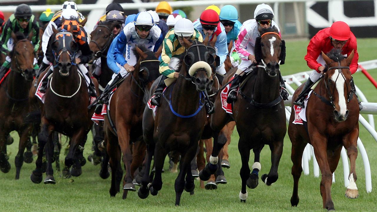 2009 Melbourne Cup. Flemington. Race 7.  The field heads for home at the 800m mark with 'Warringah' Damien Oliver leading.