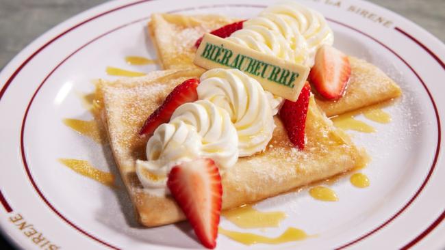 At the Café L’air De La Sirène, you can get Butterbeer Crêpe, which is a crepe that includes shortbread cookie butter, Bavarian cream, Butterbeer cream, strawberries, Butterbeer drizzle and a Butterbeer shortbread cookie. Photo: Universal Epic Universe