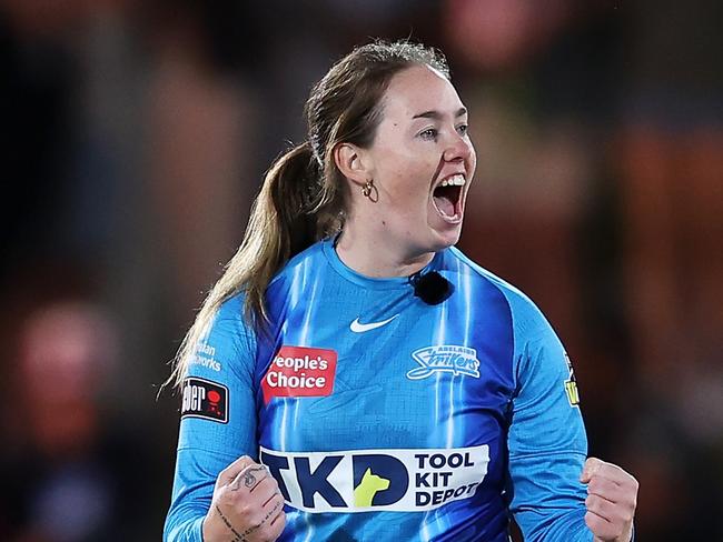 SYDNEY, AUSTRALIA - NOVEMBER 26:   Amanda-Jade Wellington of the Strikers celebrates victory in the Women's Big Bash League Final between the Sydney Sixers and the Adelaide Strikers at North Sydney Oval, on November 26, 2022, in Sydney, Australia. (Photo by Mark Kolbe/Getty Images)