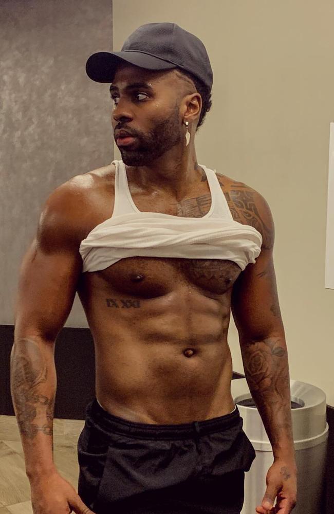 Jason Derulo showing off his crazy six-pack.