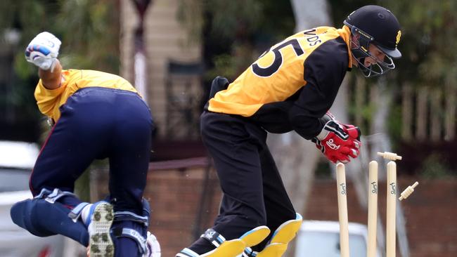 Monash Tigers keeper Scott Edwards (right) helped the club sign Dutch paceman Fred Klaasen.