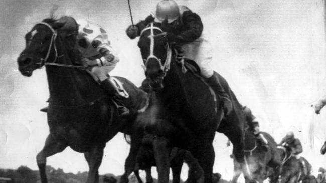 Racehorse Light Fingers (outside) winning 1965 Melbourne Cup from Ziema.