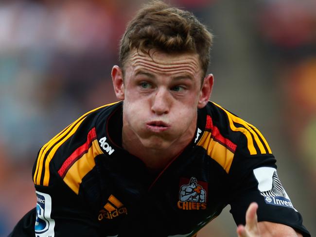 HAMILTON, NEW ZEALAND - MARCH 28: Brad Weber of the Chiefs offloads the ball during the round seven Super Rugby match between the Chiefs and the Cheetahs at Waikato Stadium on March 28, 2015 in Hamilton, New Zealand. (Photo by Phil Walter/Getty Images)