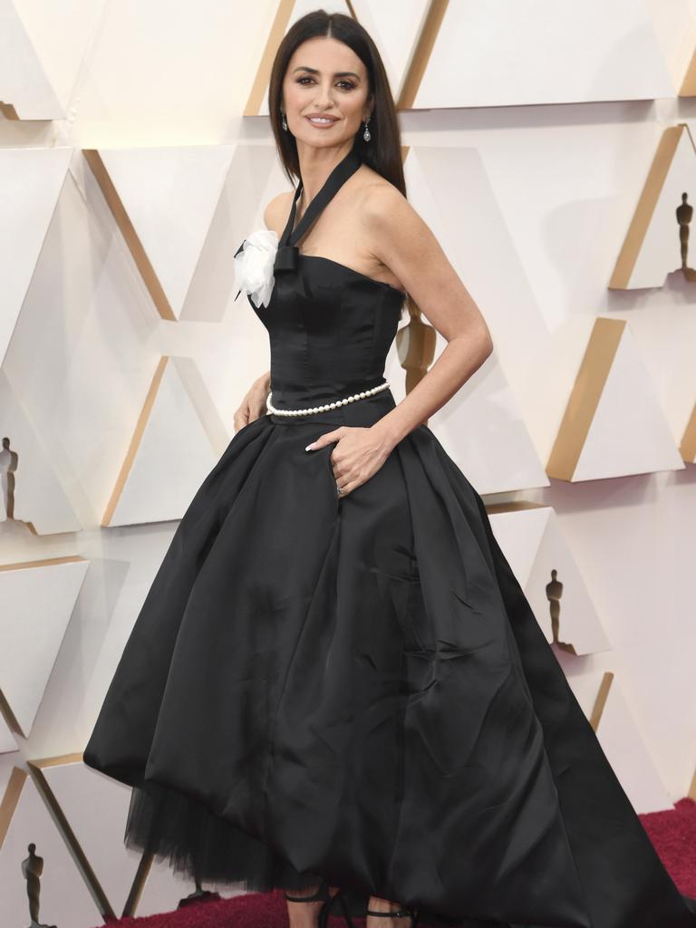 Margot Robbie's vintage Chanel couture dress at the Oscars 2020 sends a  powerful message about sustainability