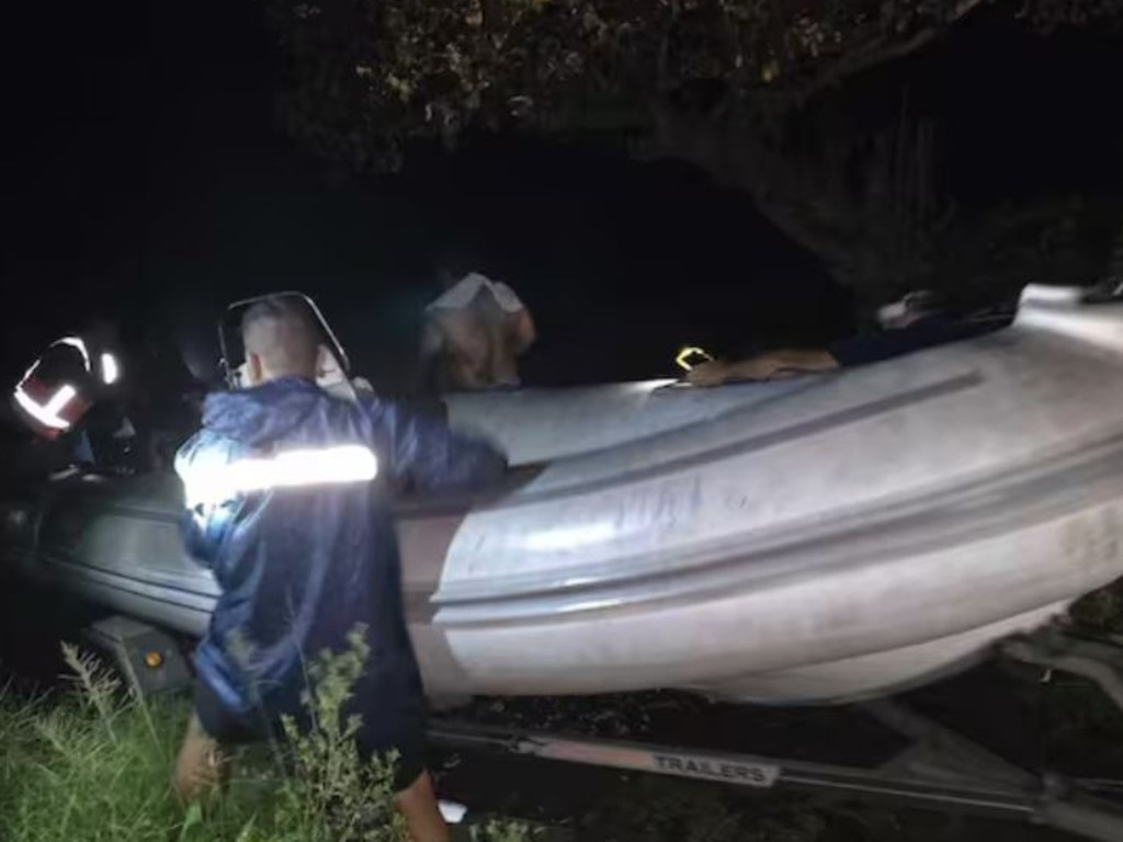 NZ Navy Ship HMNZS Manawanui Runs Aground, Crew And Passengers Rescued ...