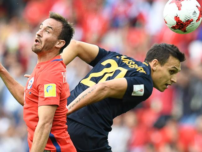 TOPSHOT - Chile's midfielder Jose Fuenzalida (L) vies with Australia's defender Trent Sainsbury  during the 2017 Confederations Cup group B football match between Chile and Australia at the Spartak Stadium in Moscow on June 25, 2017. / AFP PHOTO / Kirill KUDRYAVTSEV