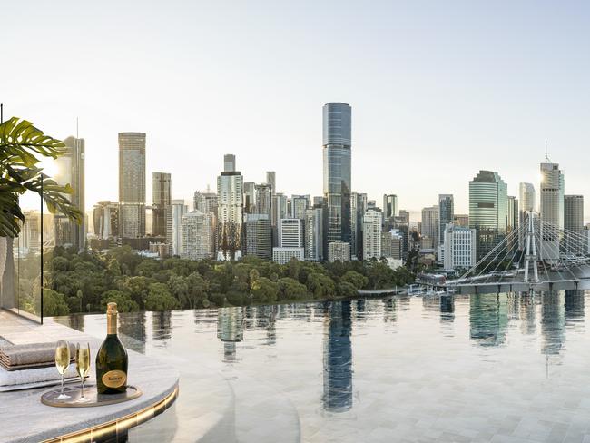 The Skye pool and its stunning view over the Brisbane skyline across the river.