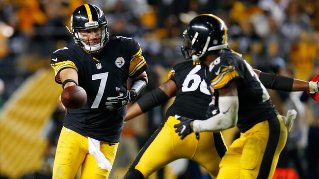 Pittsburgh quarterback Ben Roethlisberger hands off to Le'Veon Bell.